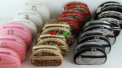 【義烏廠家生產(chǎn)加工化妝包、冰包、手提包、拉桿包等箱包】價格,廠家,圖片,服飾加工,肖守田(個體經(jīng)營)-